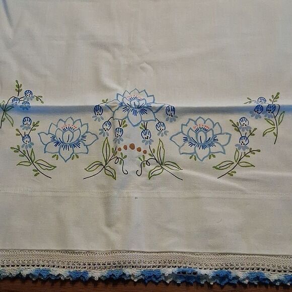 Pair of Beautiful Floral Pillowcases With Crocheted Trim. - Picture 4 of 5